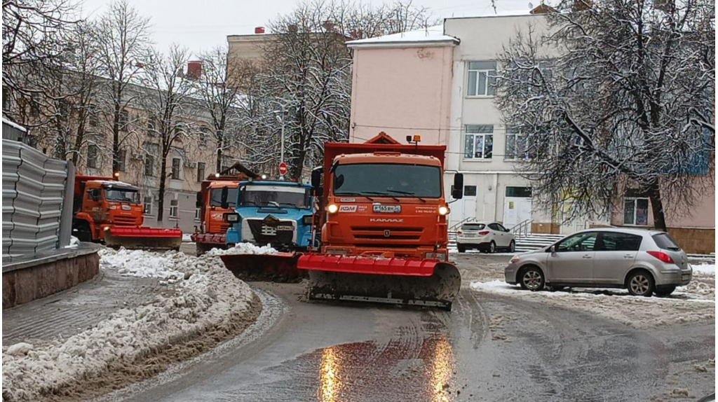 В Брянске коммунальщики за сутки сменили поливочную технику на снегоуборочную