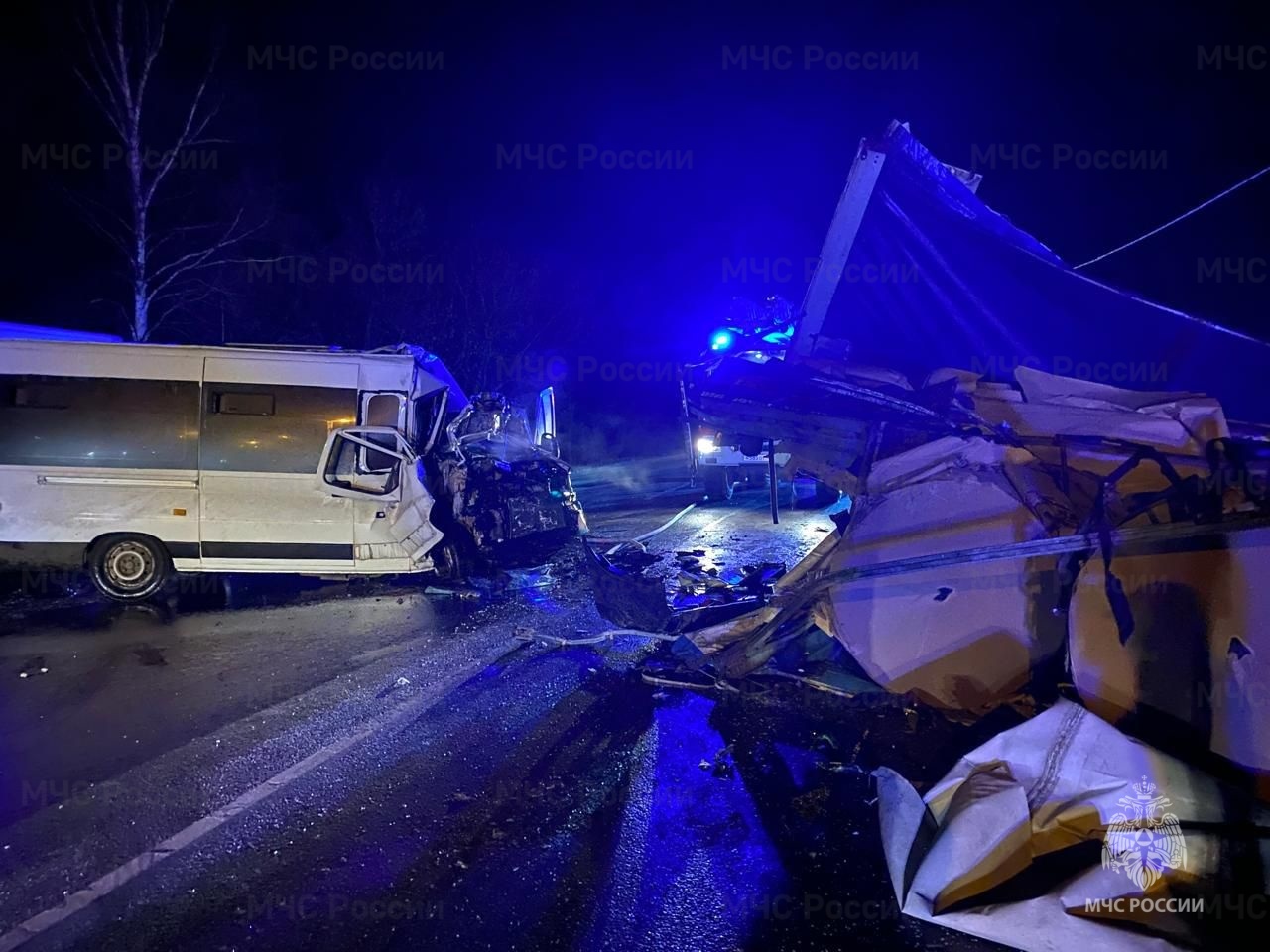 Спасатели ликвидировали последствия жуткого ДТП с автобусом под Карачевом