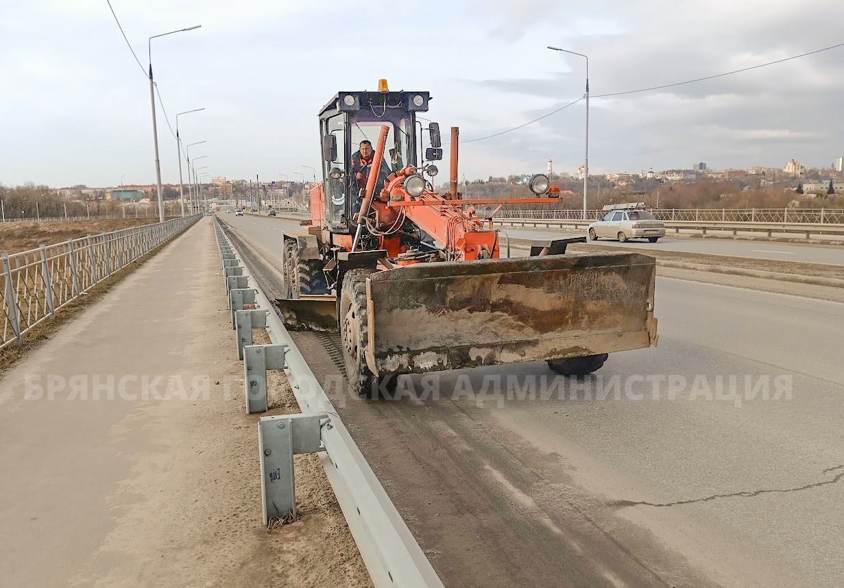 На весеннюю уборку улиц Брянска вывели полсотни спецмашин