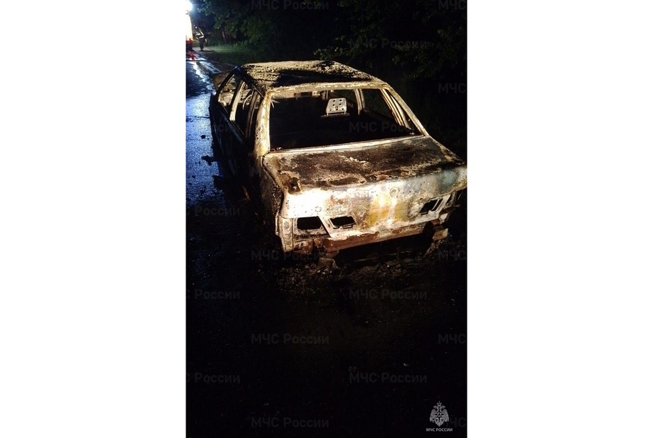 Под Дятьковом при загадочных обстоятельствах сгорела машина