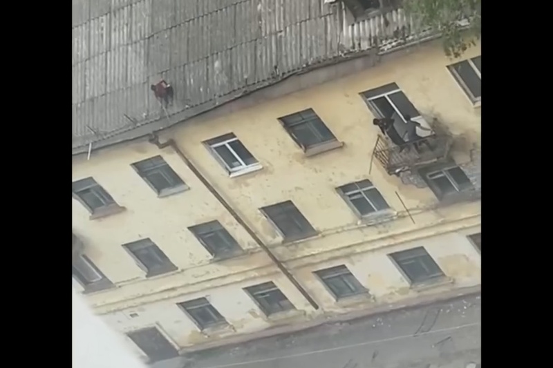 Цыгане разбирают ветхие бараки на проспекте Московском в Брянске