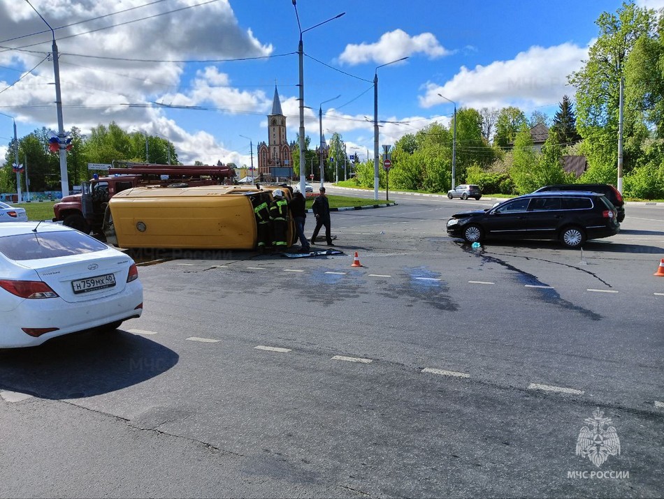В Брянске на месте ДТП с перевернувшимся микроавтобусом работают спасатели