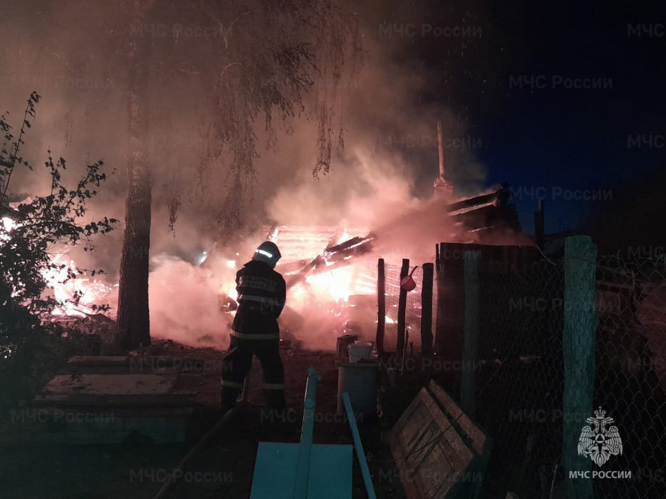 Брянцам назвали возможную причину пожара, унесшего две жизни под Почепом