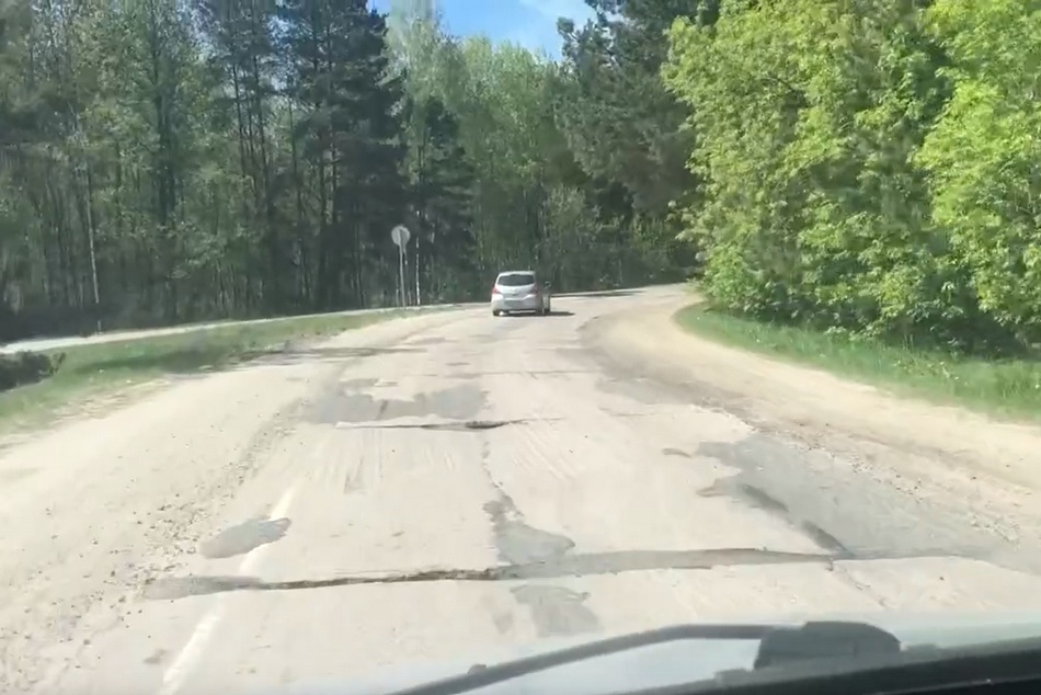 «Можно колеса оставить». Водители пожаловались на убитую дорогу под Брянском