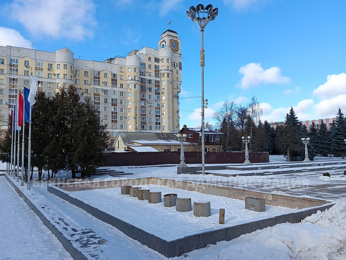 В Брянске приступили к ремонту разрушенного фонтана на площади Партизан
