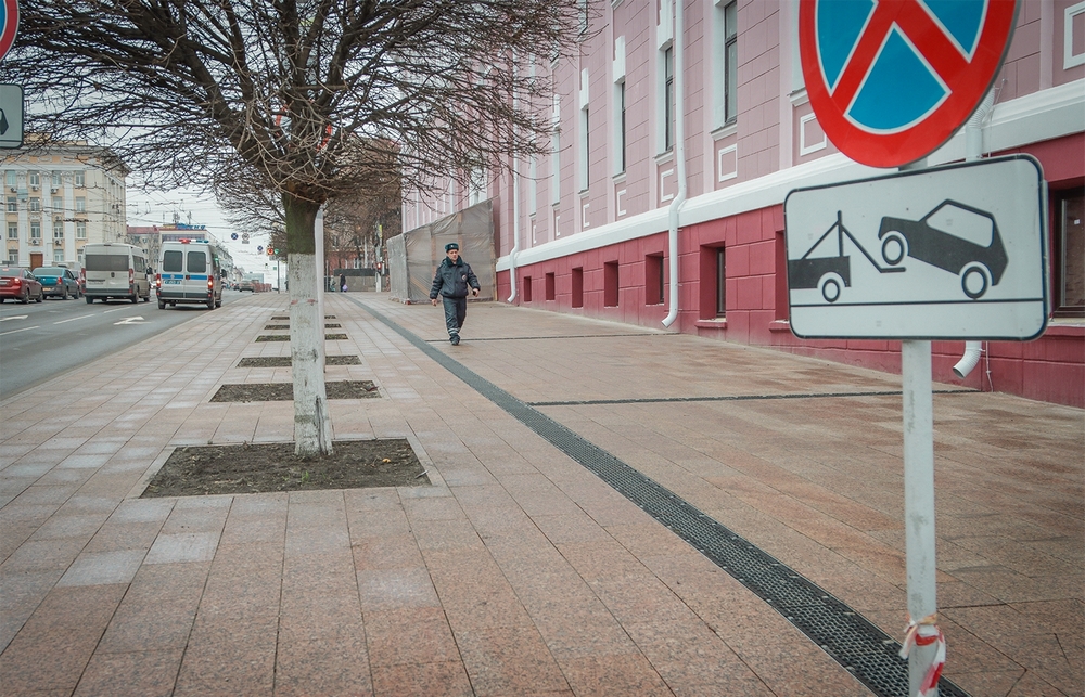 Тротуар возле медуниверситета в центре Брянска вымостили южно-султаевским гранитом