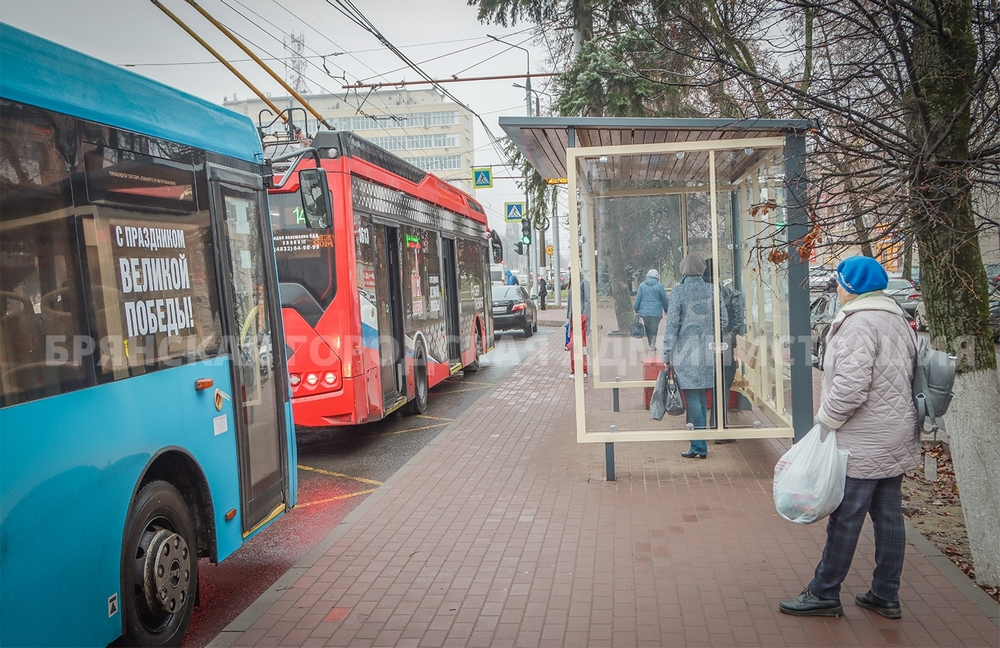 На Красноармейской в Брянске появились остановочные комплексы с противоударными стеклами