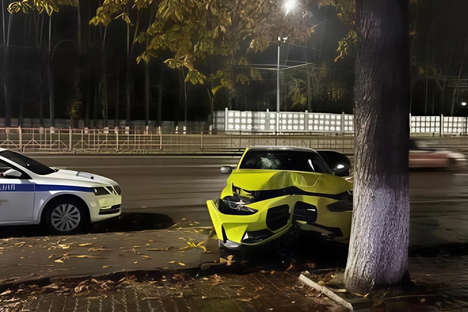 Водитель BMW сбил стоявшего на остановке в Брянске мужчину