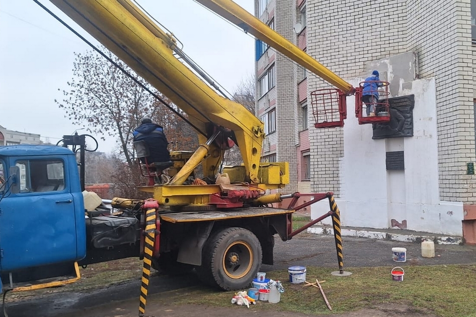 В Брянске реставрируют памятную доску Евгению Евдокимову