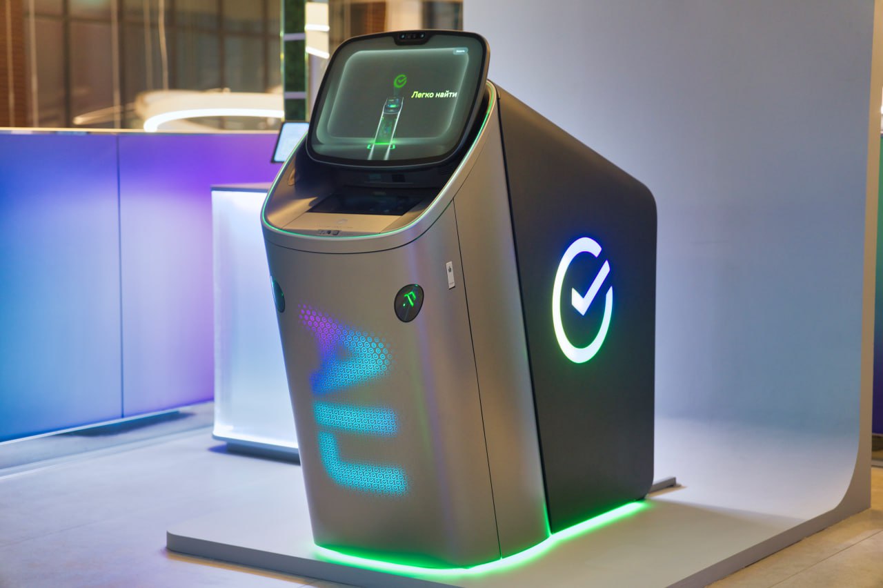 Сбер переизобрел банкомат: два экрана, ИИ-помощник ГигаЧат и здоровье