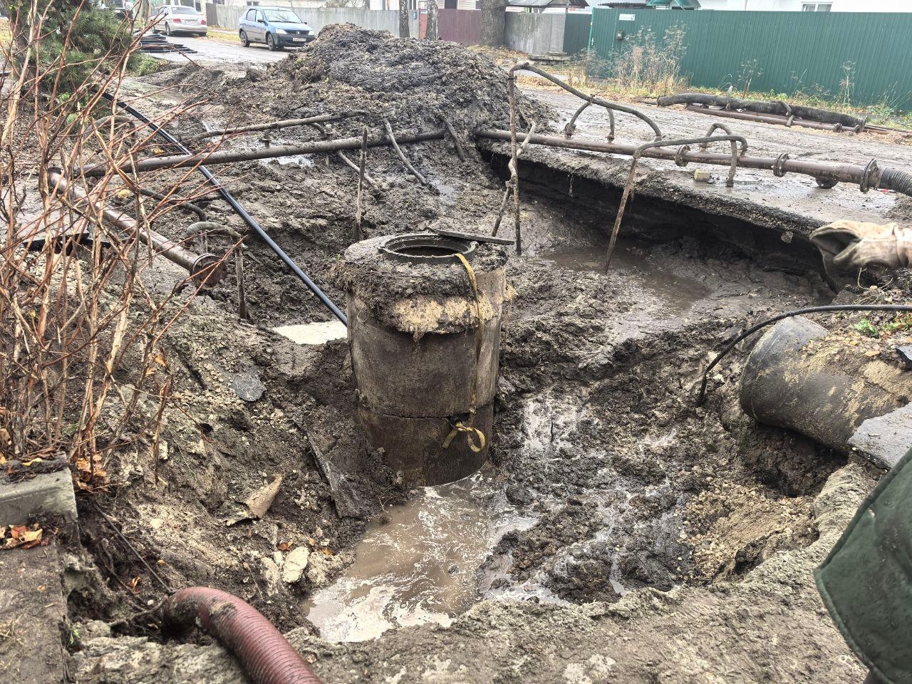 ЧП на Кромской. Специалисты горводоканала устраняют прорыв трубы