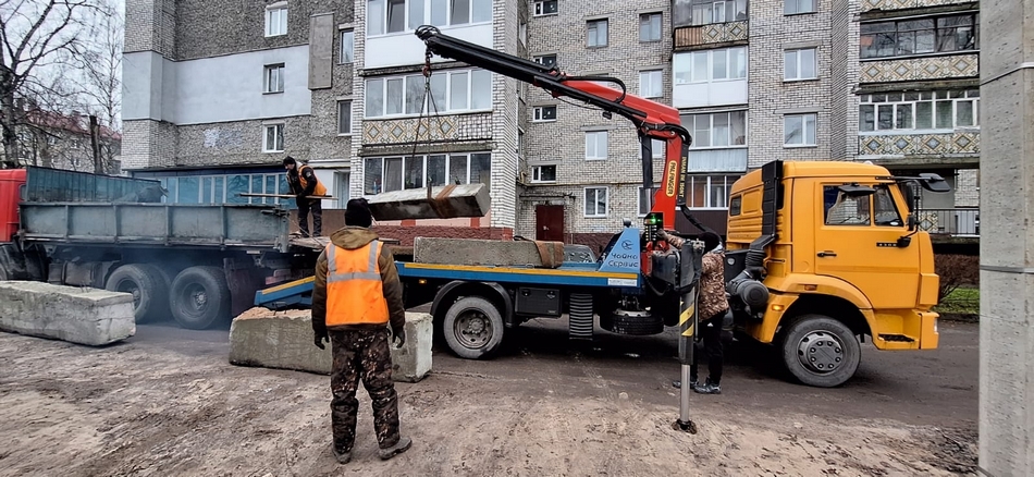 Газоны в брянских «Лесных сараях» спасены от машин бетонными блоками