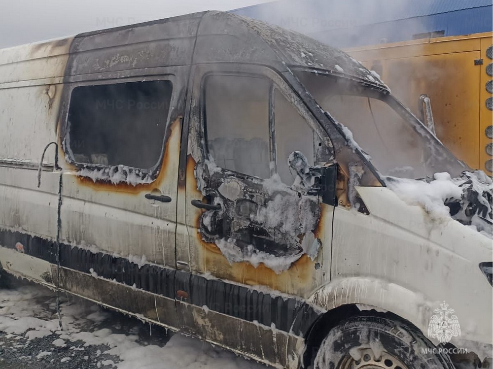 ЧП на Кислородной. В Брянске средь бела дня сгорел микроавтобус