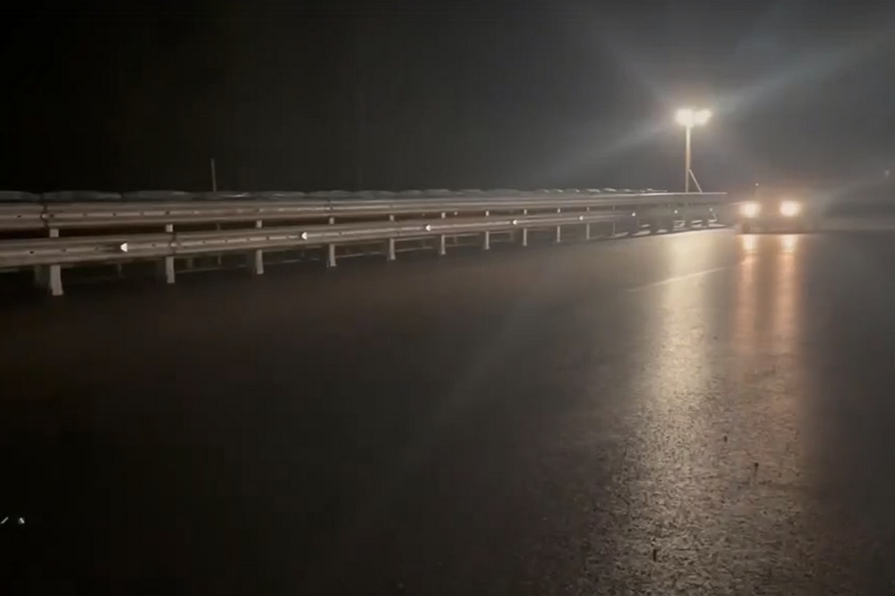 Губернатор ночью проехал по восстановленному мосту под Выгоничами