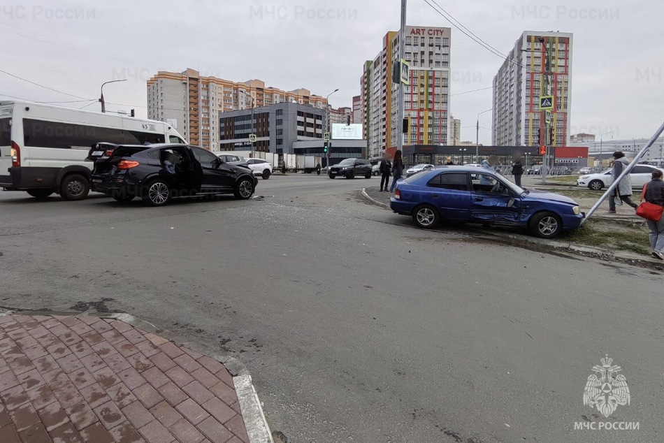 ДТП на Войстроченко. На месте аварии в Брянске работали спасатели