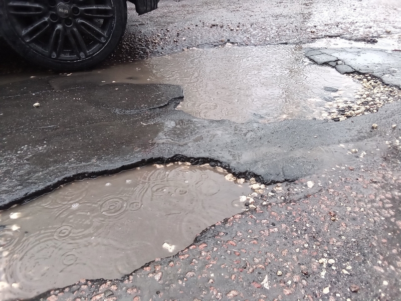В Локте привели в порядок убитую дорогу возле дома ребенка-инвалида