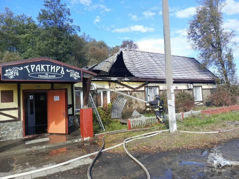 Пожарные потушили загоревшееся в брянском селе Домашово кафе