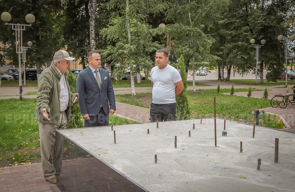 «Пограничникам всех поколений». В брянских «Лесных сараях» продолжается строительство памятного знака