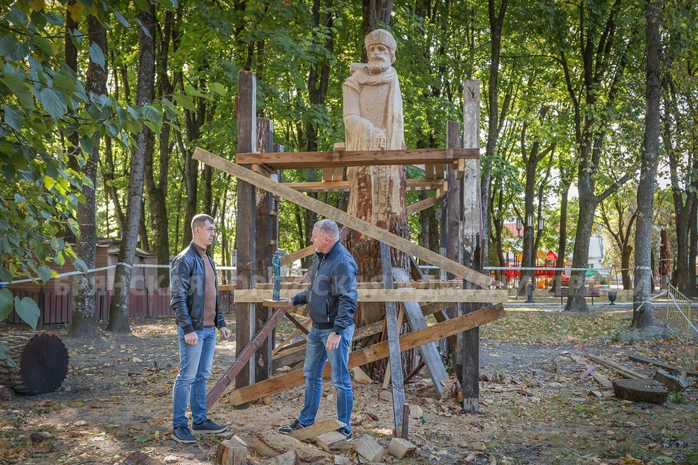 Князь Роман Брянский. В парке Толстого вырезают новую деревянную скульптуру