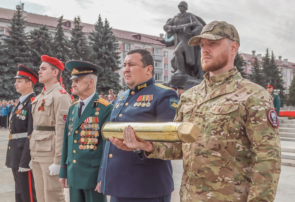 Учащиеся Федор Симоненко и Иван Бацуев передали защитникам Отечества гильзу с брянской землей