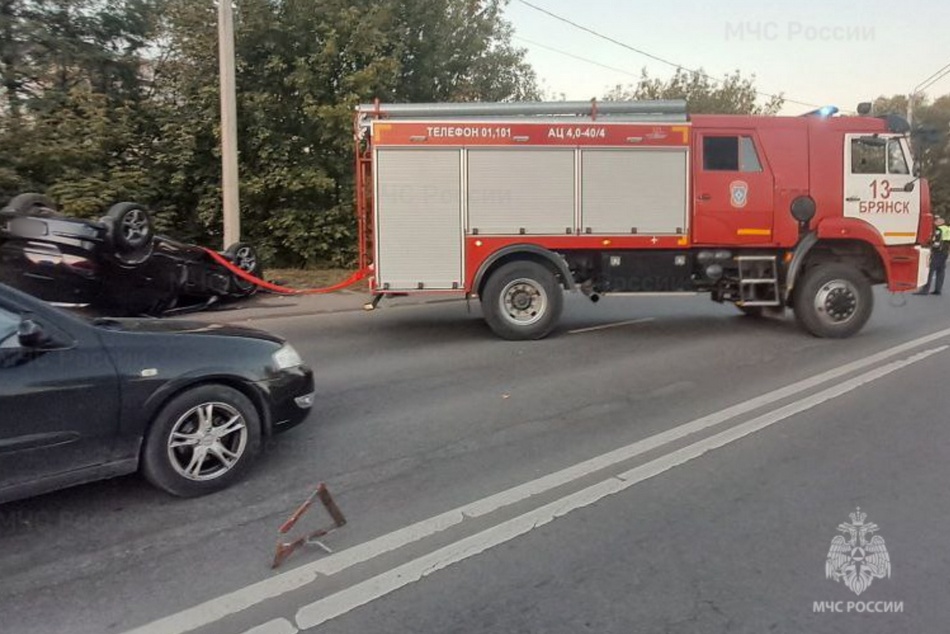 Брянцам показали перевернувшуюся на Флотской легковушку