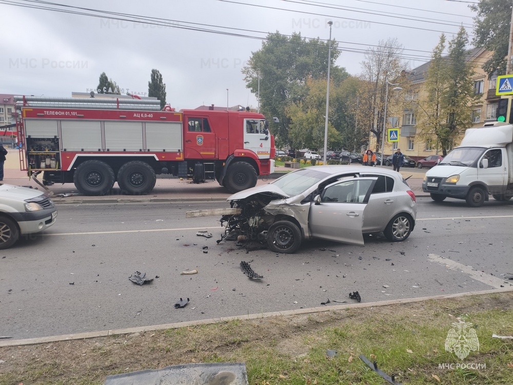 Вылетел движок. В Брянске на Пушкина столкнулись две легковушки