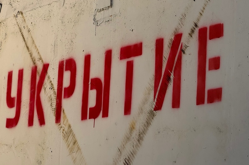 «На головы льются стоки». Укрытие в Климово утонуло в зловонной жиже