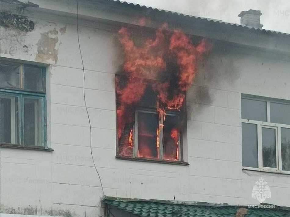 1 спасен, 2 эвакуированы. В многоквартирном доме в Белой Березке случился пожар