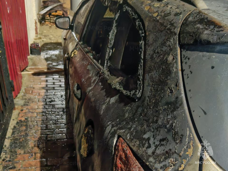 В Клинцах при загадочных обстоятельствах сгорел автомобиль
