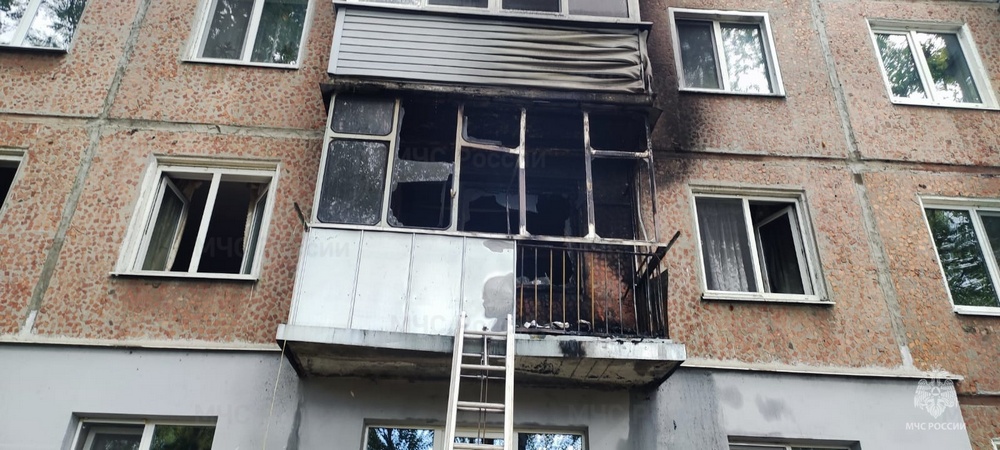 Пожар в Белых Берегах. Из загоревшегося дома спасли двух человек