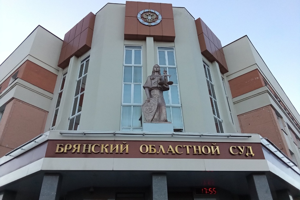Лаял по-собачьи, бил окна в санчасти. Брянский суд пожалел чудака, обвиняемого в саботаже