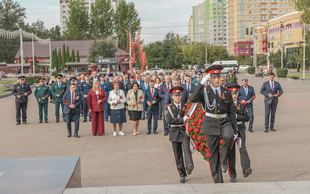 День города. Руководители Брянска возложили цветы к мемориалам