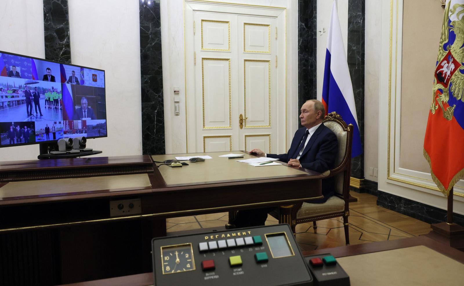 Владимир Путин открыл мостовое сооружение в Унече Брянской области