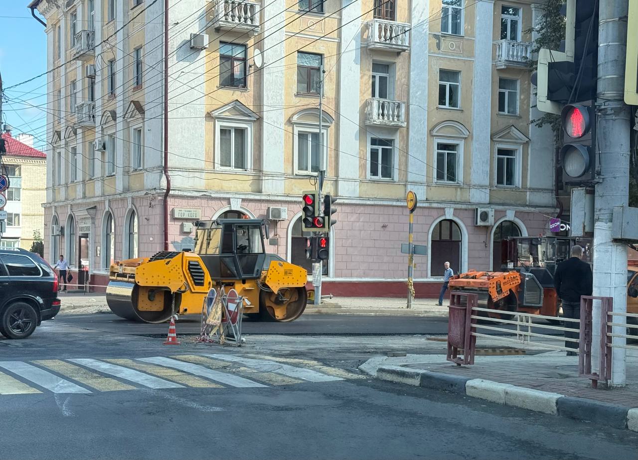 В Брянске на улице Горького  закатывают асфальт