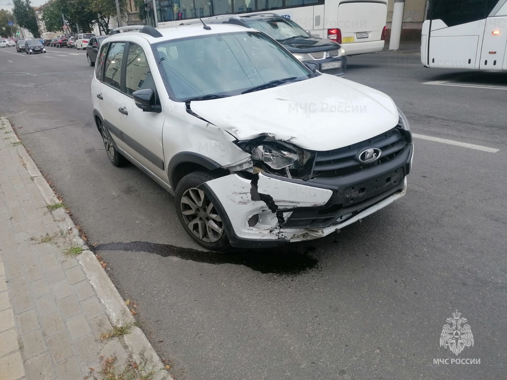 В Брянске после аварии с легковушкой и мотоциклом спасателям пришлось мыть дорогу