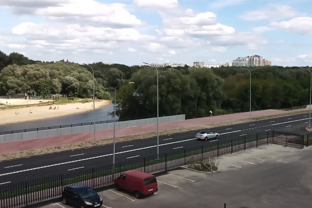 Брянские автомобилисты опробовали дорогу возле набережной на Флотской