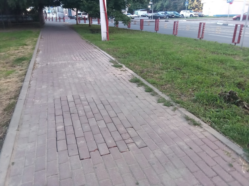 После публикации NASHBRYANSK.RU в Брянске заделали страшную дыру возле школы №1