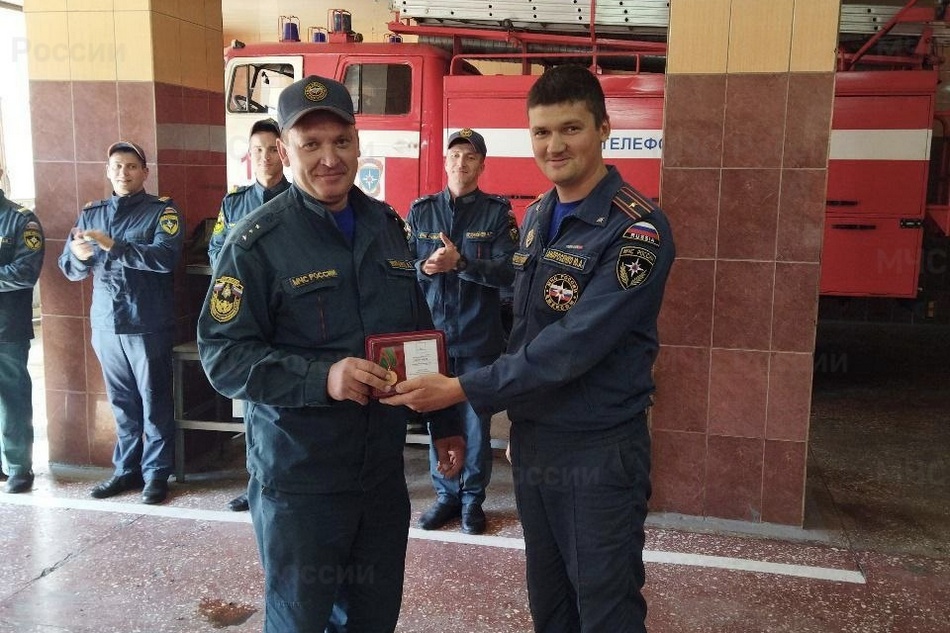Облили из пожарных стволов. Брянского сотрудника МЧС Алексея Молчанова проводили на пенсию