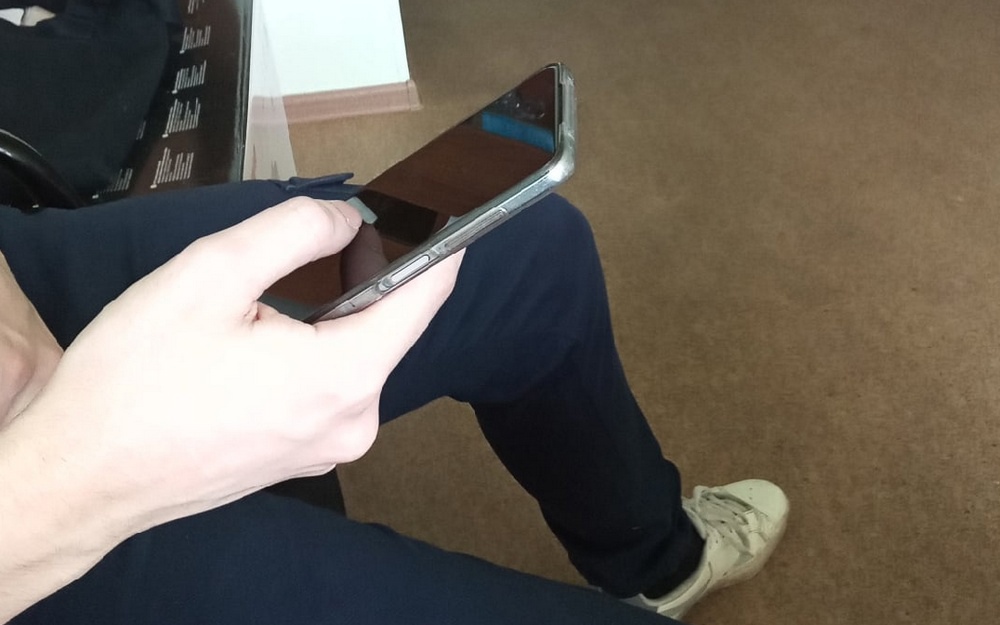 Житель Брянска подарил знакомой найденный смартфон и попал под статью