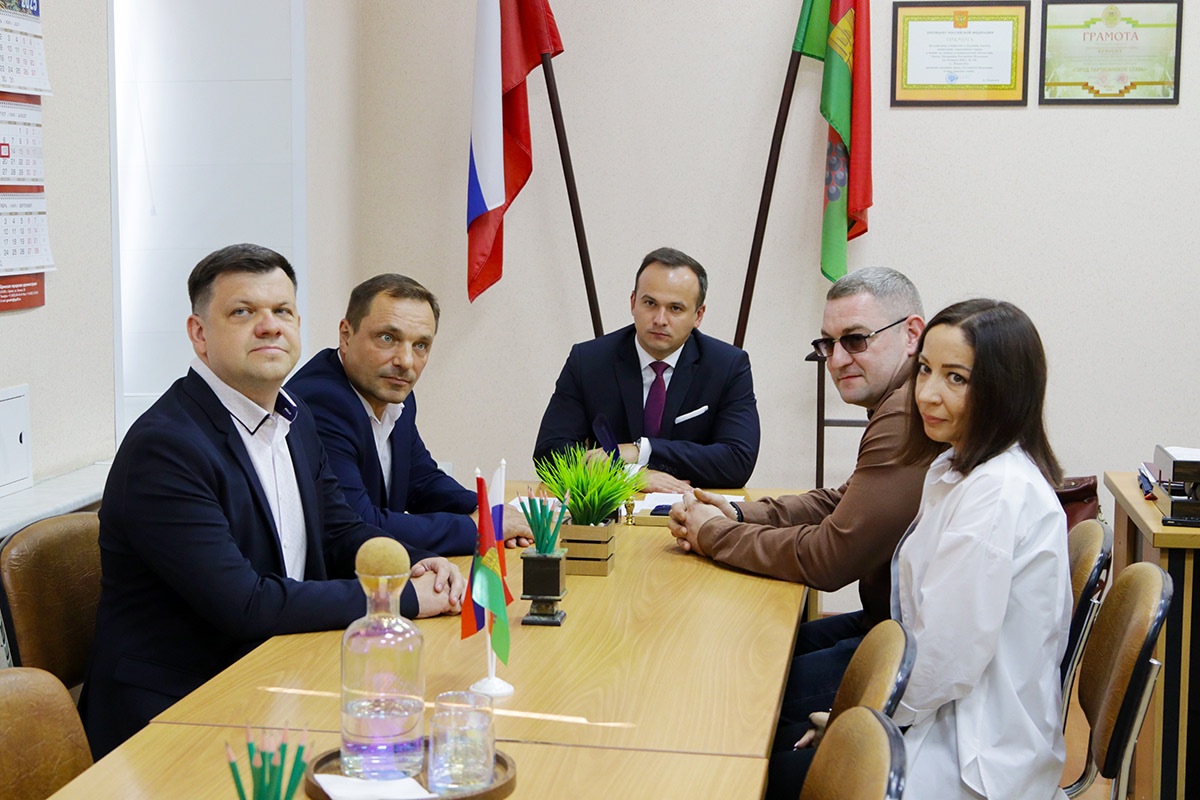 За заслуги перед Советским районом Брянска. Денис Семенов вручил награды