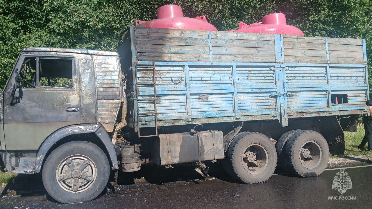 Под Жирятином при загадочных обстоятельствах загорелся грузовик