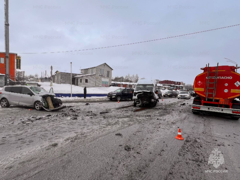 В Бежицком районе столицы Брянщины спасатели и пожарные устраняли последствия автоаварии
