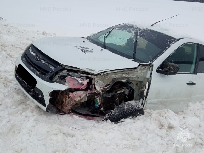 Брянские спасатели и пожарные ликвидировали последствия ДТП под Дятьково