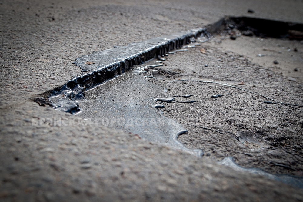 Жителям Брянска рассказали, где сегодня идет борьба с ямами