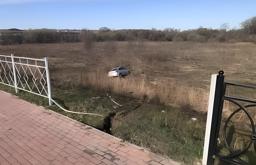 Снес ограждение, вылетел в кювет. В Брянске пьяный водитель устроил гонки с полицией