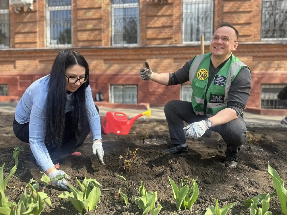 Глава Советского района Брянска посадил розы в Круглом сквере