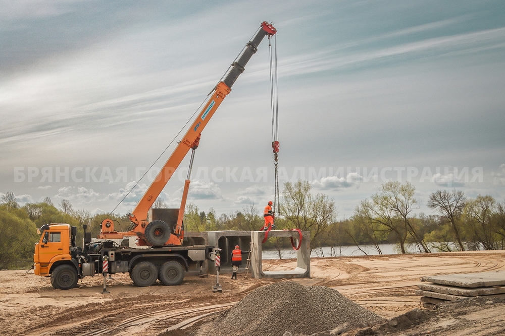 Жителям Брянска показали фотографии с места строительства дублера улицы Карачижской
