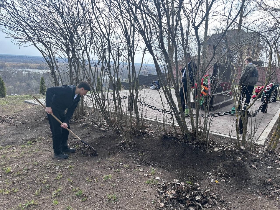 Собрали 10 мешков мусора. В Брянске школьники благоустроили памятник штрафной роте