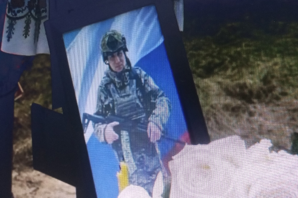 Жители Навлинского района простились с бойцом Федором Божефатовым