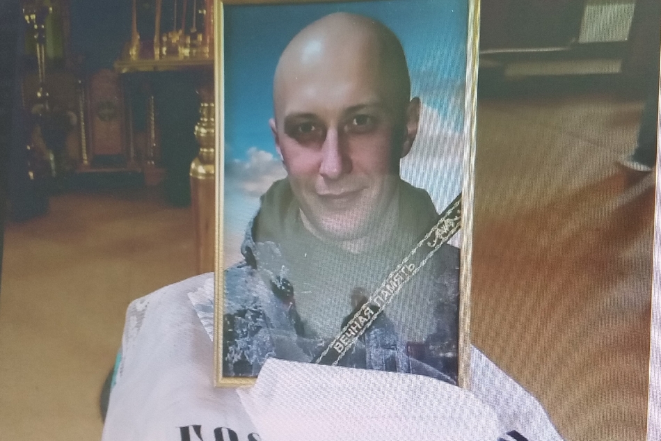 Жители поселка Климово проводили в последний путь бойца Михаила Сулимова